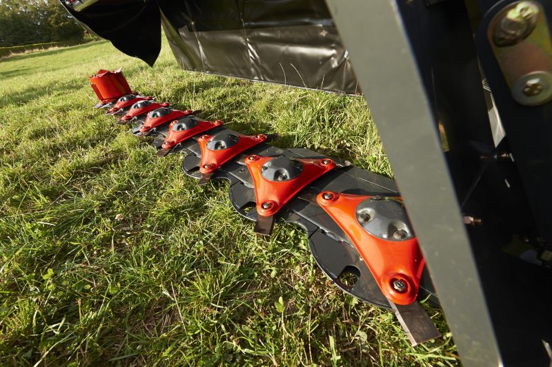 Plain Mowers - VICON EXTRA 228 - 232 - REAR MOUNTED DISC MOWERS, side mounted mowers working angles up to 35°