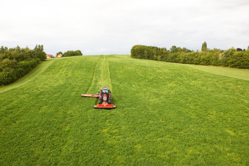 Plain Mowers - VICON EXTRA 324F ALPIN - FRONT MOUNTED ALPINE DISC MOWER, made for mountain regions and hilly conditions with its stable gravity point and excellent visibility