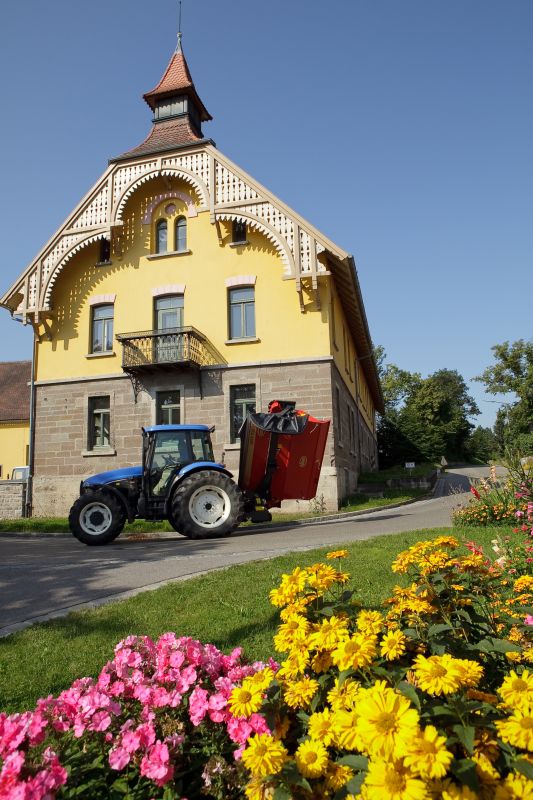 Mower Conditioners - VICON EXTRA 624T - 628T/R - 632T FARMER, tine conditiong with hydraulic spring adjustments also slim design for efficient during operation