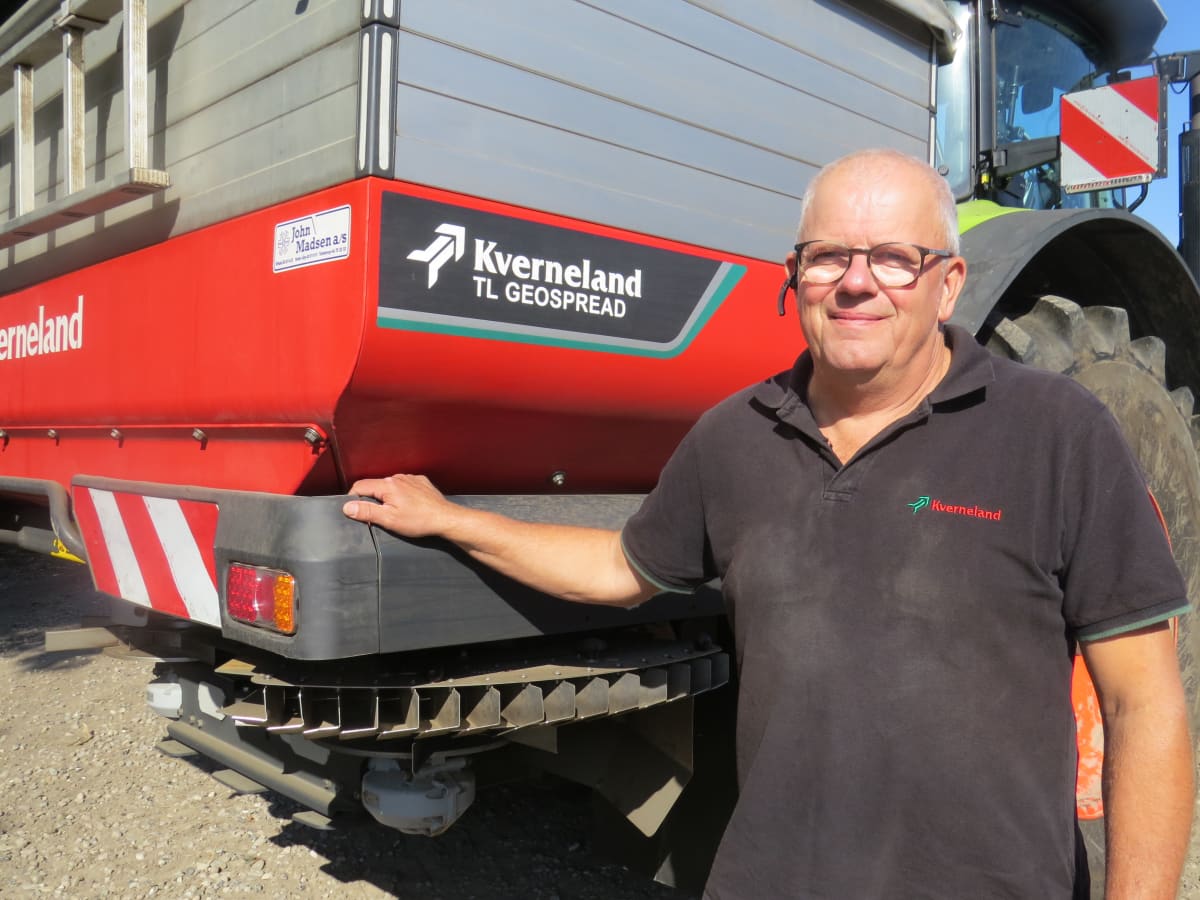 The Danish farmer Henning Rasmussen talks about his deep cultivator, seed drill, fertilizer spreader and brand new field sprayer, all from Kverneland.