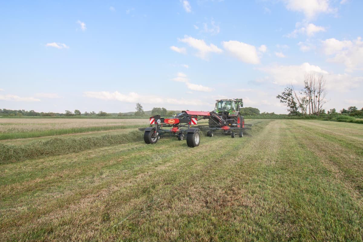 Double Rotor Rakes - VICON ANDEX 705 EVO - 705 VARIO, high performance and TerraLink Plus cardanic rotor providing improved quality of forage