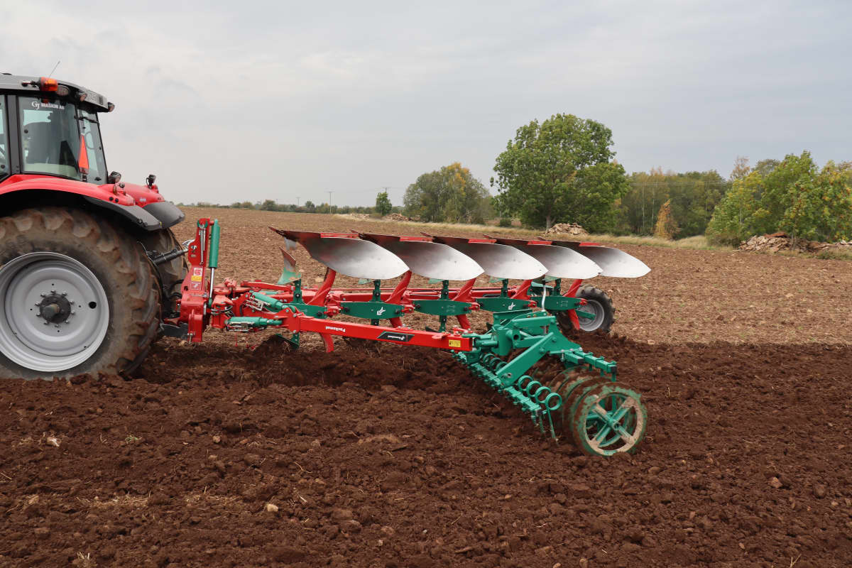 Charrue Kverneland 3300 S - réglage manuel de la largeur de travail, de 4 à 6 corps