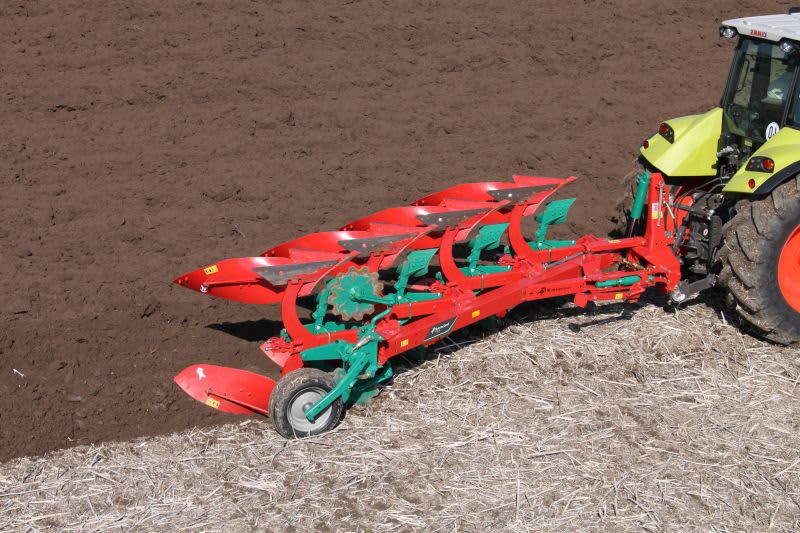 Reversible Mounted Ploughs - Kverneland 150 S light and robust ploughing in stony soils