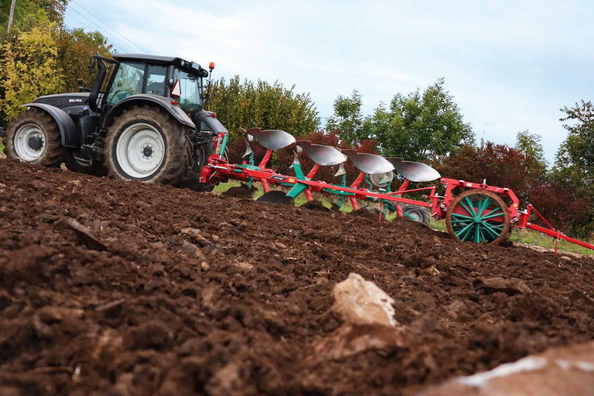 Kverneland 2300 S Providing the best soil preparation, with great range of accessories