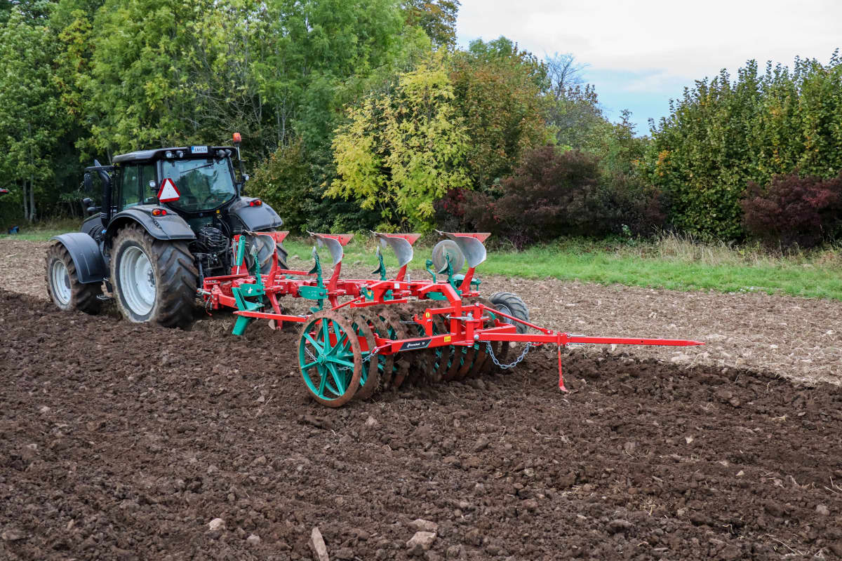 Kverneland 2300 S Providing the best soil preparation, with great range of accessories