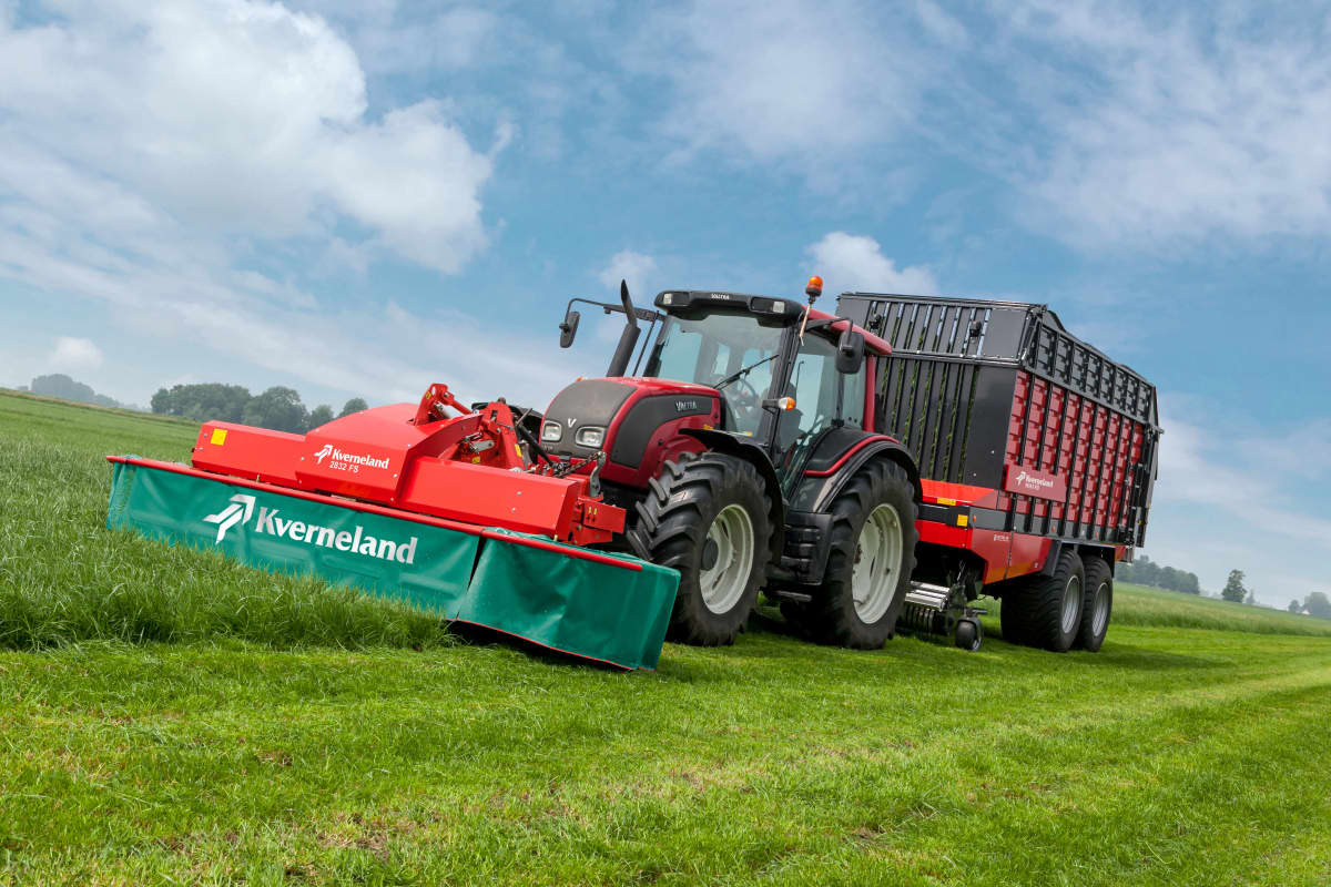 Plain Mowers - Kverneland 2800 FS,  first front disc mower with an actively driven swath former