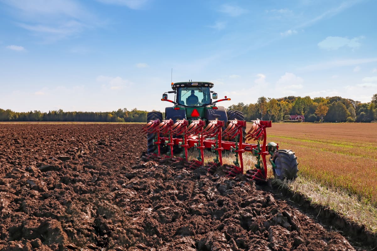 Reversible Mounted Ploughs - Kverneland 3400 S provides the best soil preparation, in furrow and on land, great range of accessories