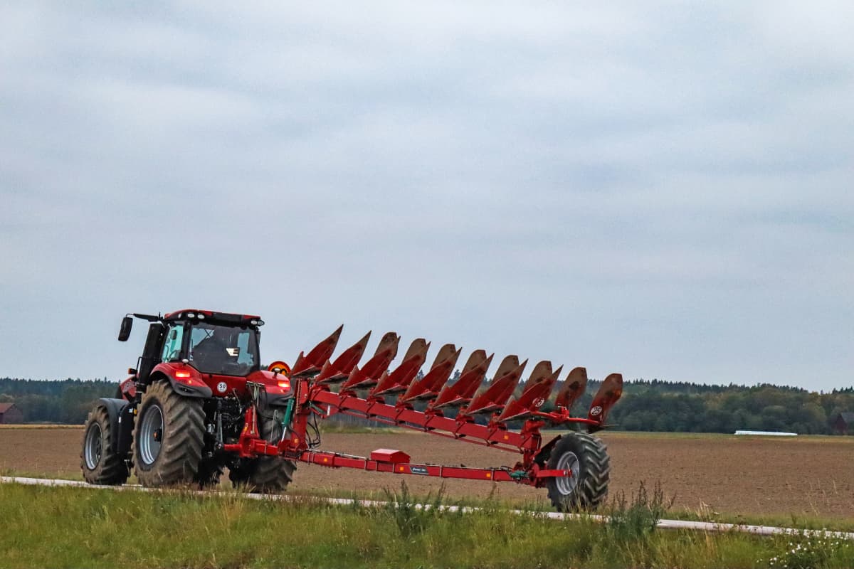 Kverneland 6300 S, compact while transported by tractor