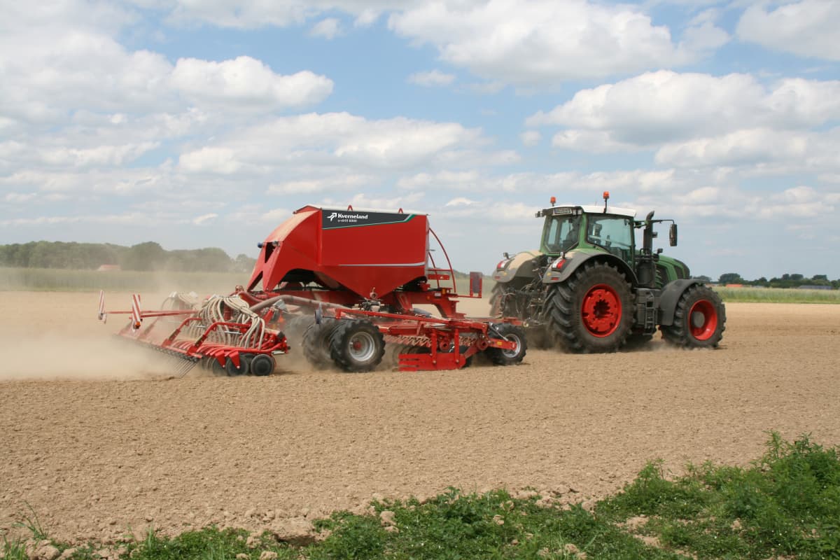 Kverneland u-drill, universal seed drill combination - seedbed preparation and levelling