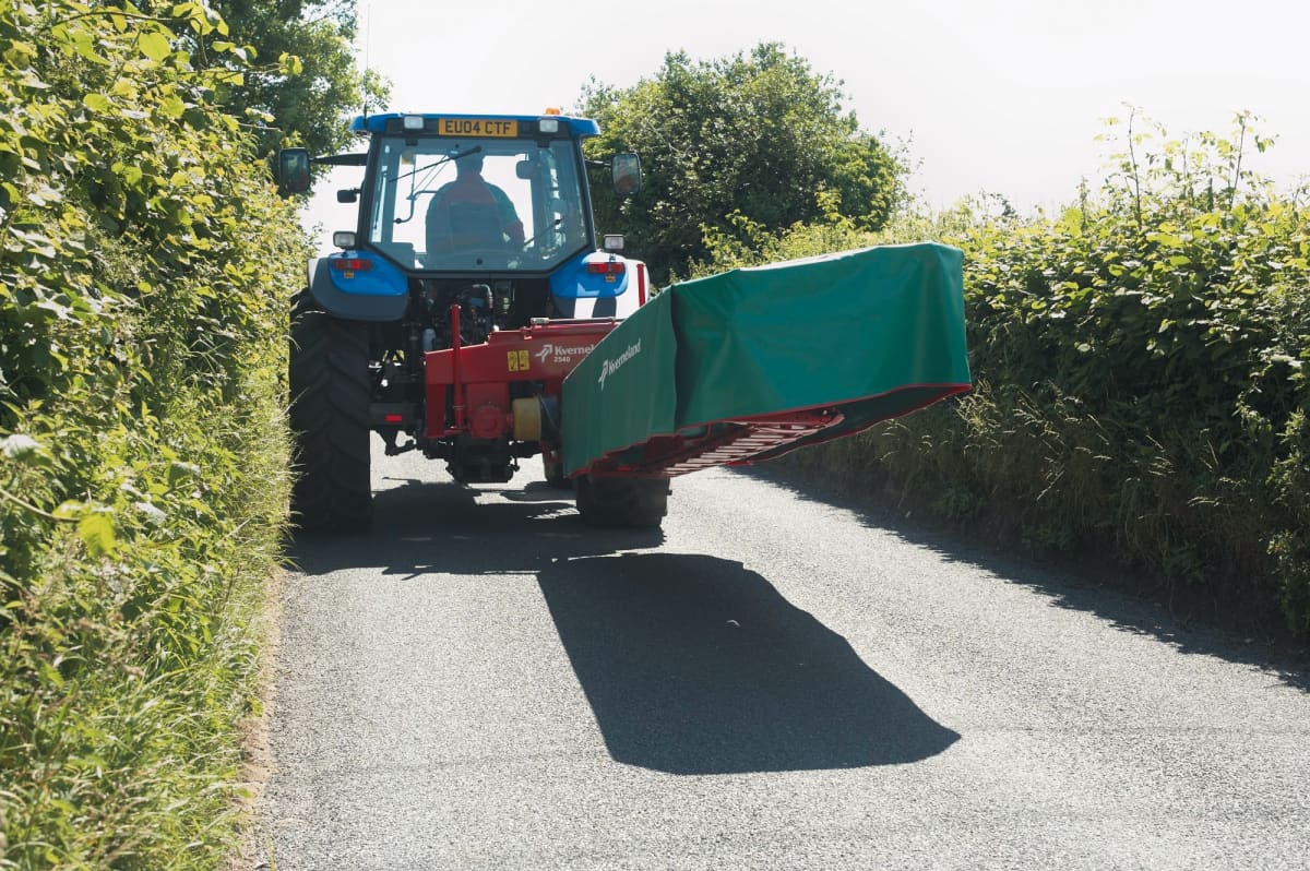 Plain Mowers - Kverneland 2500 M, transported folded and efficient above ground for safe travells