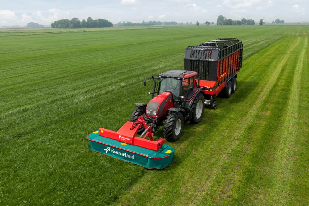 Plain Mowers - Kverneland 2832 FS, operating efficient during operation on field