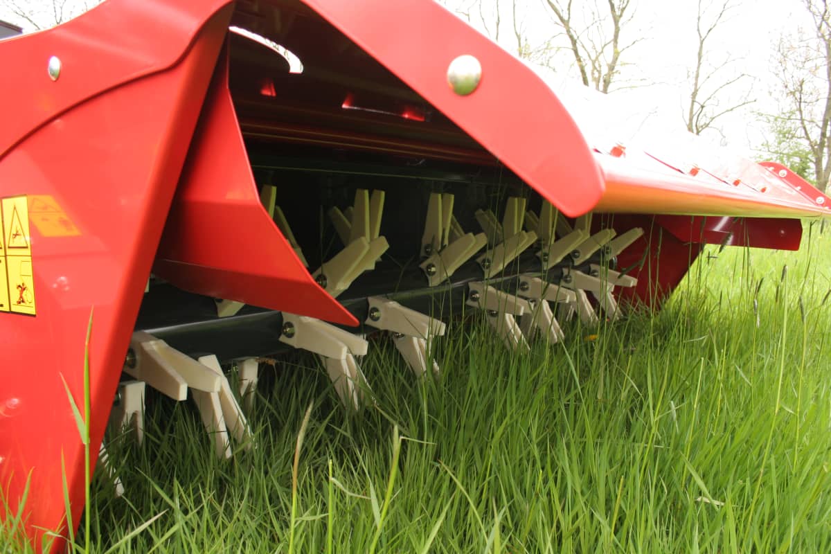 Mower Conditioners - Kverneland 3200 MN/MR, nylon tine conditioning, aggressive and safe from stones