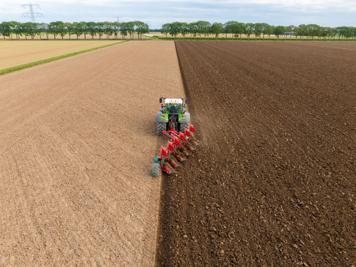 Kverneland 3400 B Variomat reversible mounted plough working in a cultivated field