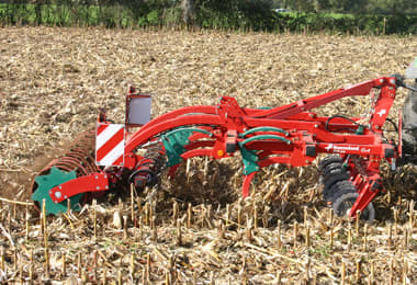 Stubble Cultivators - Kverneland CLC-pro-Cut, weight carried by tractor reduced, saves fuel