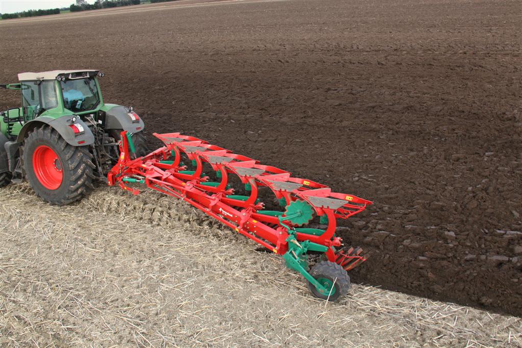 Reversible Mounted Ploughs - Kverneland EG LB ploughing field, increased performance caused by use of Vari-Width® system