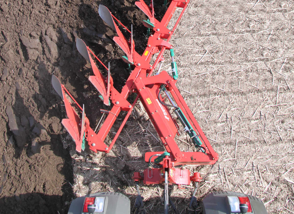 Reversible Mounted Ploughs - Kverneland EO-LO robust legs provides protection to the heaviest and roughest soils