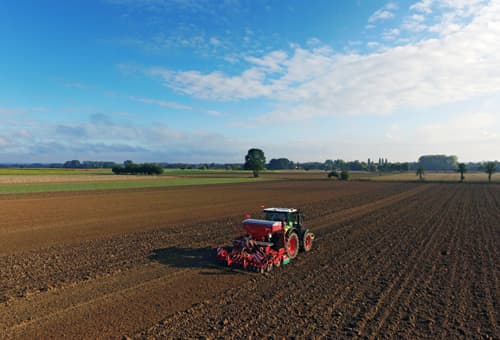 Pneumatic seed drills - Kverneland e-drill Compact e-drill maxi on field seeding