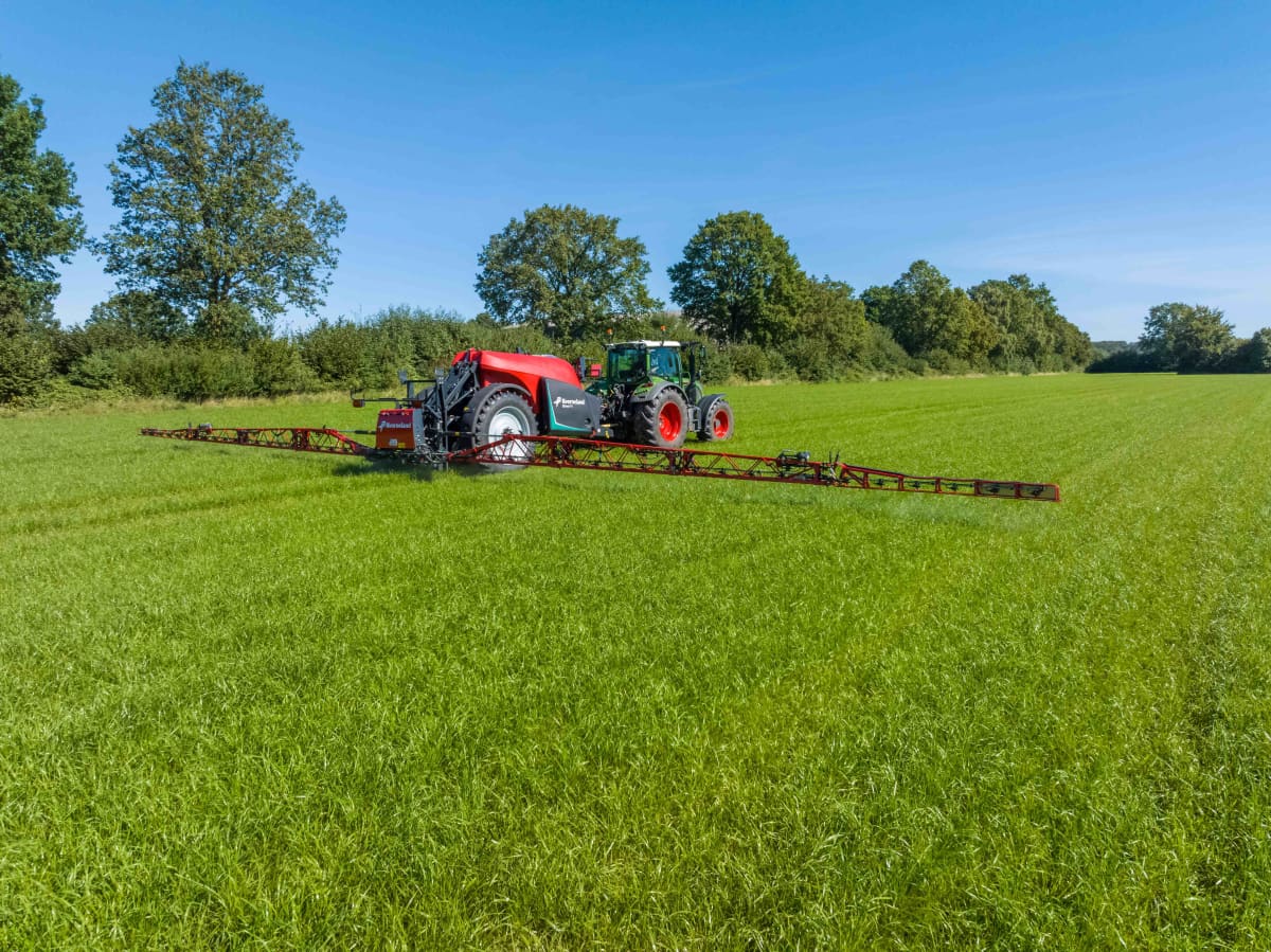 iXtrack T4 with HC spray boom – for difficult field shapes and conditions
