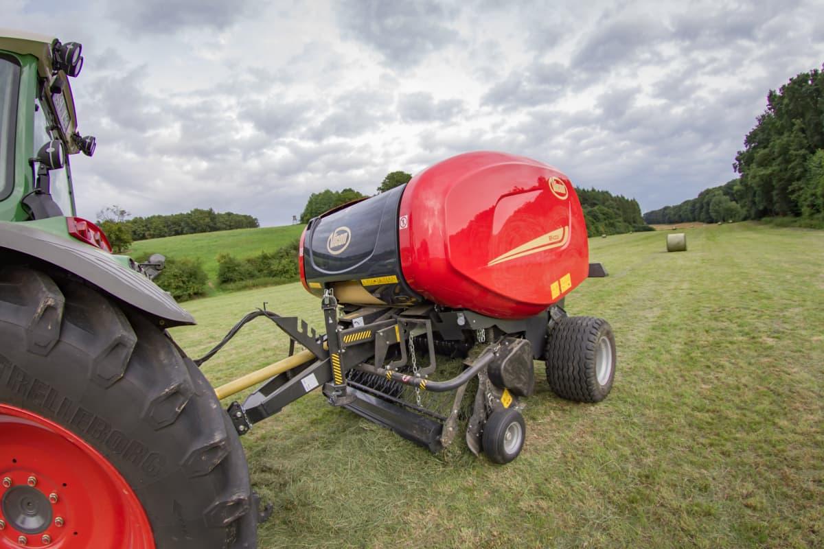 Fixed Chamber round balers - VICON RF 4225, maximal capacity in all crop conditions, the system ensures maximal bale rotation