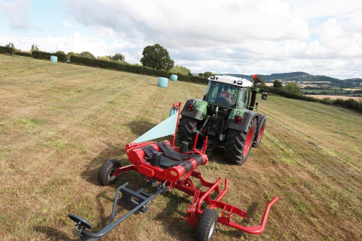 Bale Wrappers - VICON BW 2400, trailed wrapper produced for smaller tractors and is very ease to operate