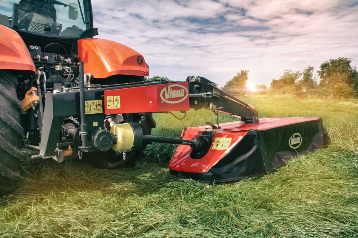 Plain Mowers - VICON EXTRA 432H - 436H - 440H - REAR MOUNTED DISC MOWERS, a disc mower with hydraulic suspension and high performance during field operation