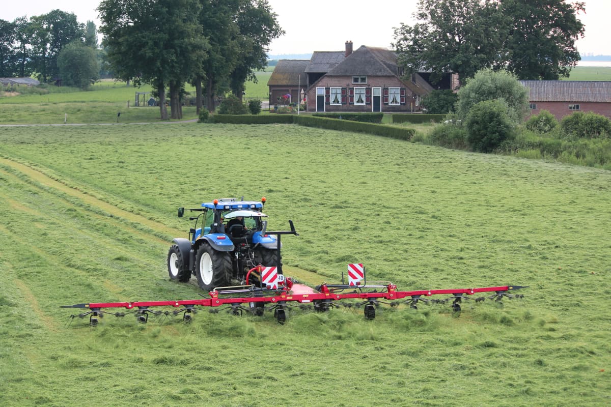 Tedders, Trailed - VICON FANEX 1404C, easy to use in operations and also works with low power tractors