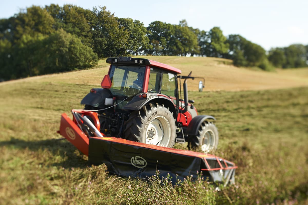 Plain Mowers - VICON EXTRA 228 - 232 - REAR MOUNTED DISC MOWERS, side mounted mowers working angles up to 35°