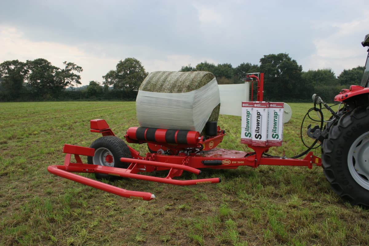 Bale Wrappers - VICON BW2600, operating on field with high efficiency