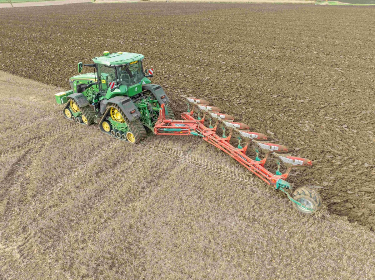 The seven-furrow 3400B, supplied by local dealer Tuckwells, continues the farm’s on-land ploughing approach. Specification includes number 28 bodies, 100cm point-to-point clearance for increased trash clearance, hydraulic rear depth wheel and Kverneland’s innovative TTS – Trailer Transport System.