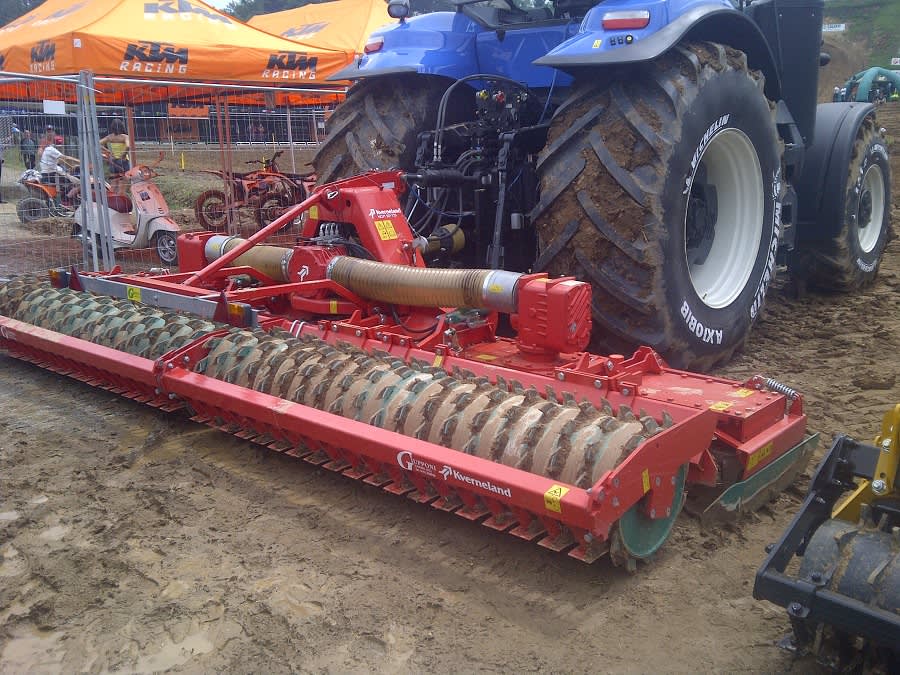 È l'erpice Kverneland F20 che ha preparato la pista da motocross