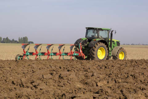 Kverneland EG LB efficient plough for medium to heavy soils, great range of accessories