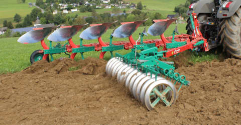 Kverneland EG LB efficient plough for medium to heavy soils, great range of accessories