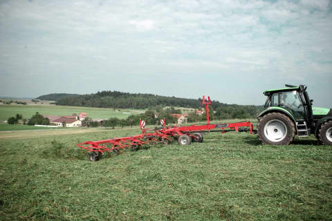 Kverneland 85140 C - Trailed high capacity tedder