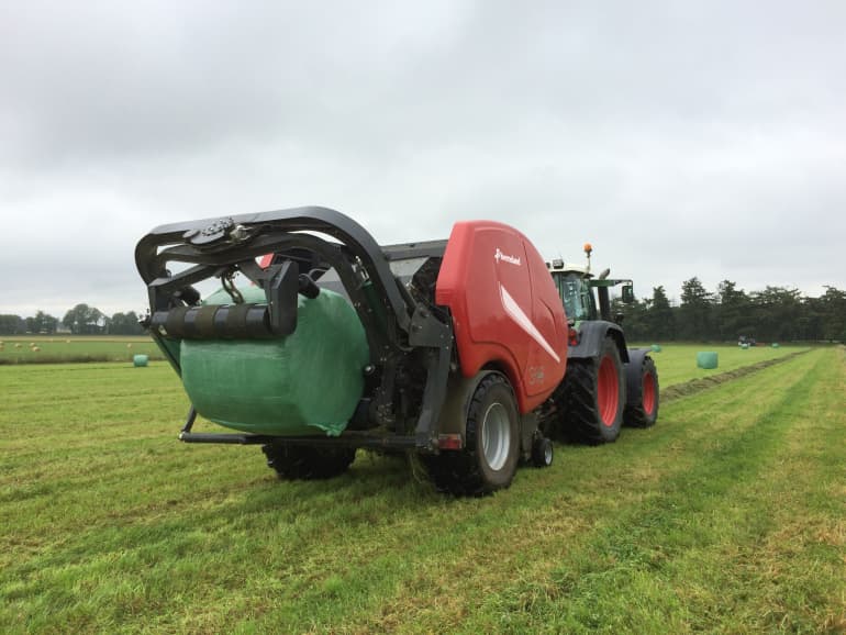 Fixed Chamber Baler-Wrapper combinations - FastBale Kverneland, operating super efficiently and non stop on field