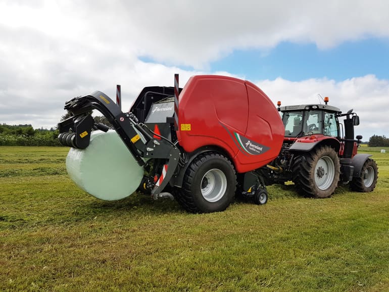 Gentle bale discharge and bale turner 