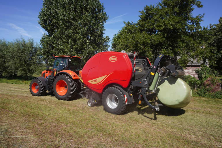 Gentle bale discharge and bale turner