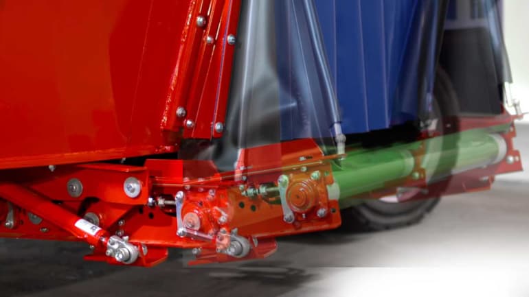 Kverneland - Retractable pusher for precise feed placement