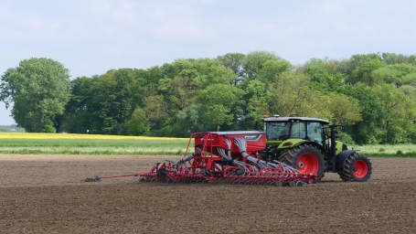 Le semoir pneumatique Kverneland Satio F repliable permet un semis autonome, même en conditions difficiles, grâce à sa grande trémie de 1 700 l.