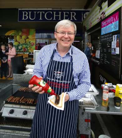 Kevin Rudd holds a sausage sizzle in Brisbane