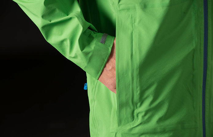 Norrøna /29 rain coat for men - hand warmer pockets