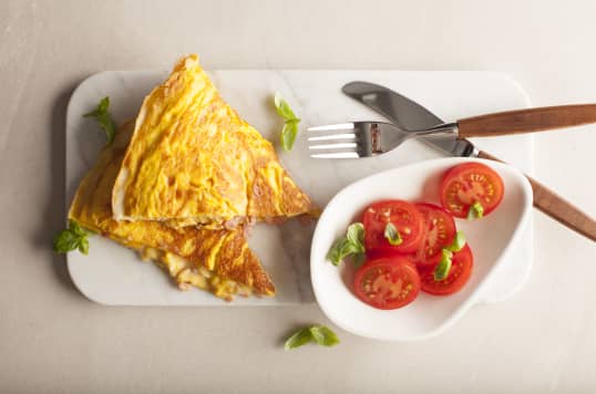 Enkel og saftig omelett med Kavli SkinkeOst