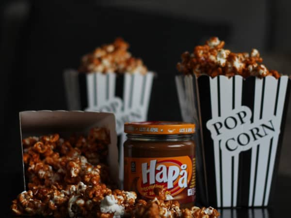 HaPå-popkorn er skikkelig deilig snacks og ett av våre fem tips for en ekstra gjennomført filmaften.