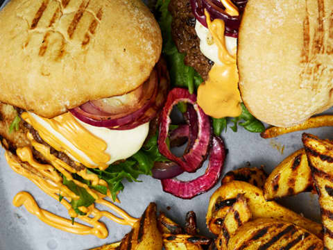 Johnny’s® burgare med Hickory mayo