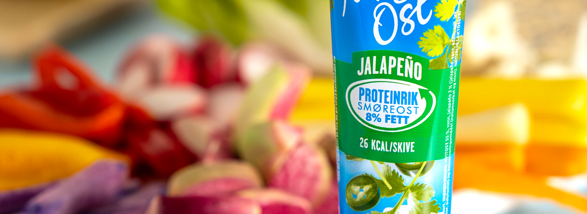 MagerOst Jalapeño gjør seg ypperlig i dipp til det fargerike grønnsaksfatet!