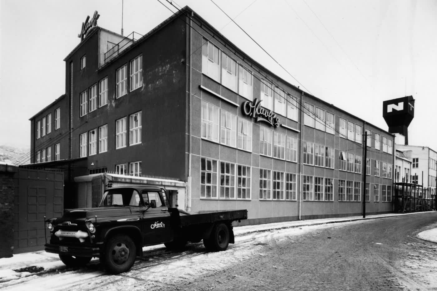 Sort og hvitt-fotografi av den gamle fabrikken til Kavli på Damsgård i Bergen.
