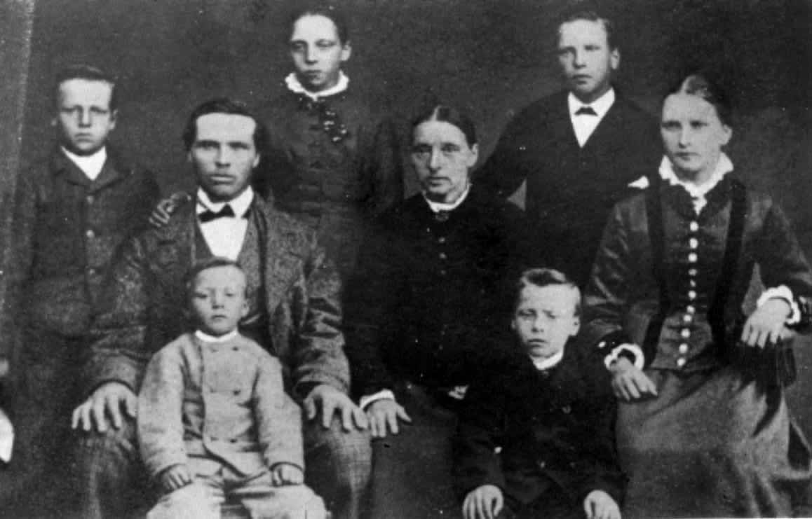 Portrett av Olav Kavlis familie i sort/hvitt