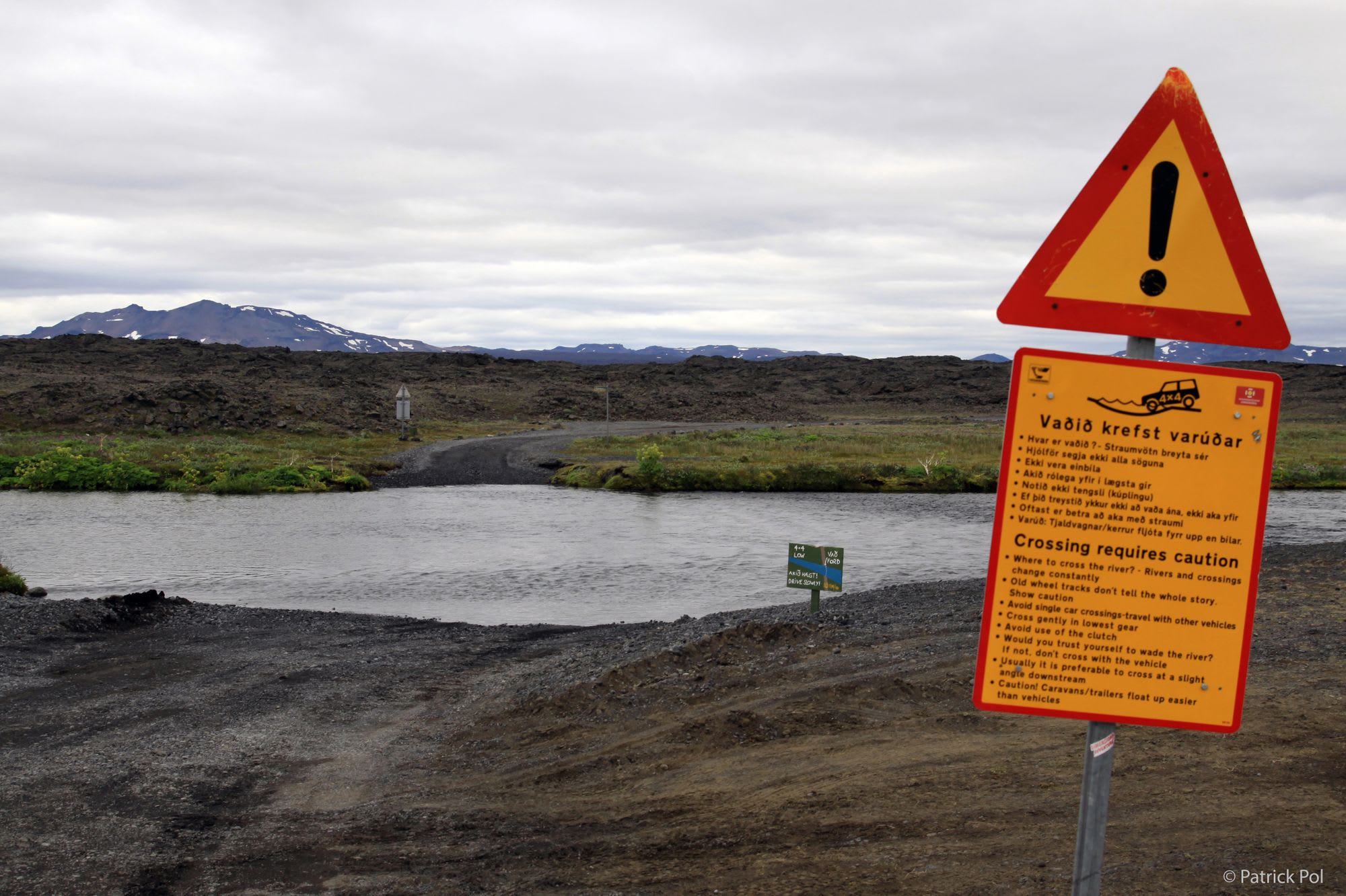 Warning signs and crossing advice