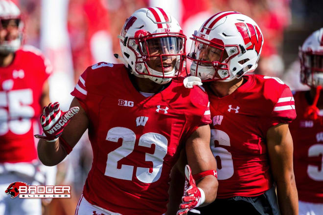 wisconsin football uniforms