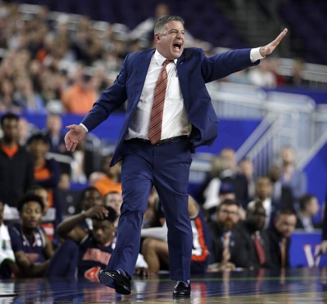 Bruce Pearl coaches up his Auburn team during the 2019 Final Four semis against Virginia.