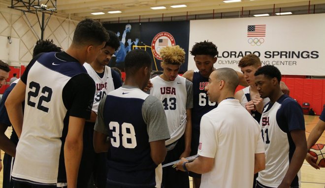 Shaka Smart in a huddle during a USA practice.